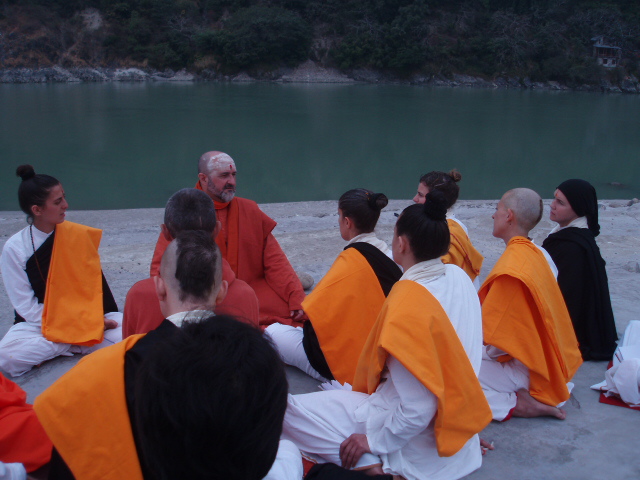 satsanga con brahmacharis en el Ganga