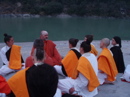 satsanga con brahmacharis en el Ganga